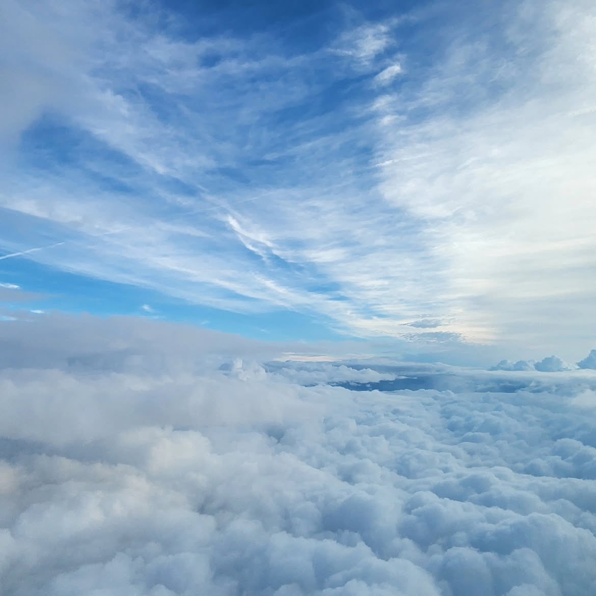 rustyblizz's tweet photo. Above the storm-ravaged Northcoast. TGIF office view! #gofly #NeverStopLookingUp #aviate #pilotlife #cockpitview https://t.co/IhyP6Rmawf