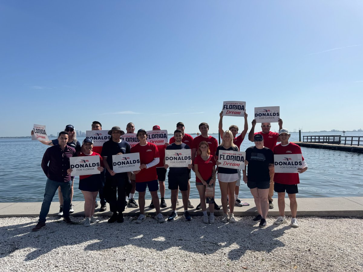ByronWarRoom's tweet photo. Together, we're earning every vote. 🇺🇸 https://t.co/8g4Y07rVsa