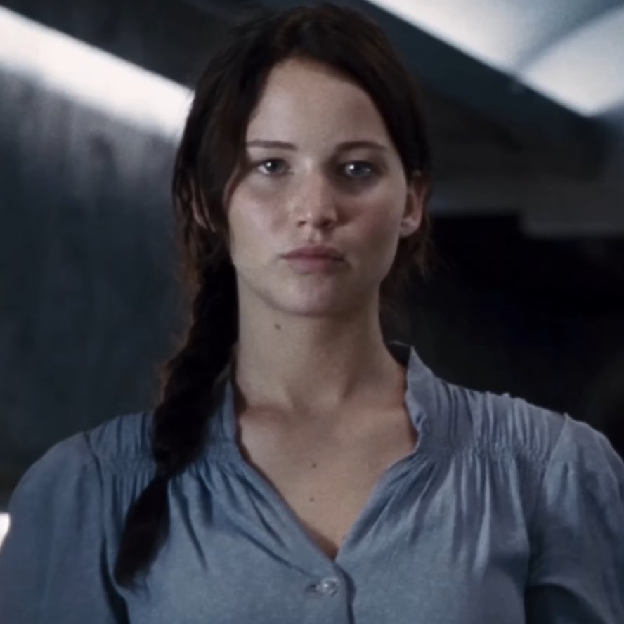 thngergames's tweet photo. jennifer lawrence já está morena para interpretar katniss everdeen no epílogo de amanhecer na colheita https://t.co/slLO1x6wcB