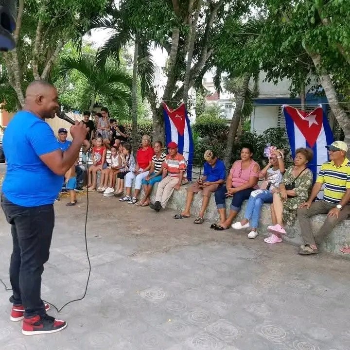 MariaCis20's tweet photo. Con la mochila al hombro Teniente Rey llega al Polígono en
#Bayamo 
#MujeresEnRevolución https://t.co/2jAuiWhcIy