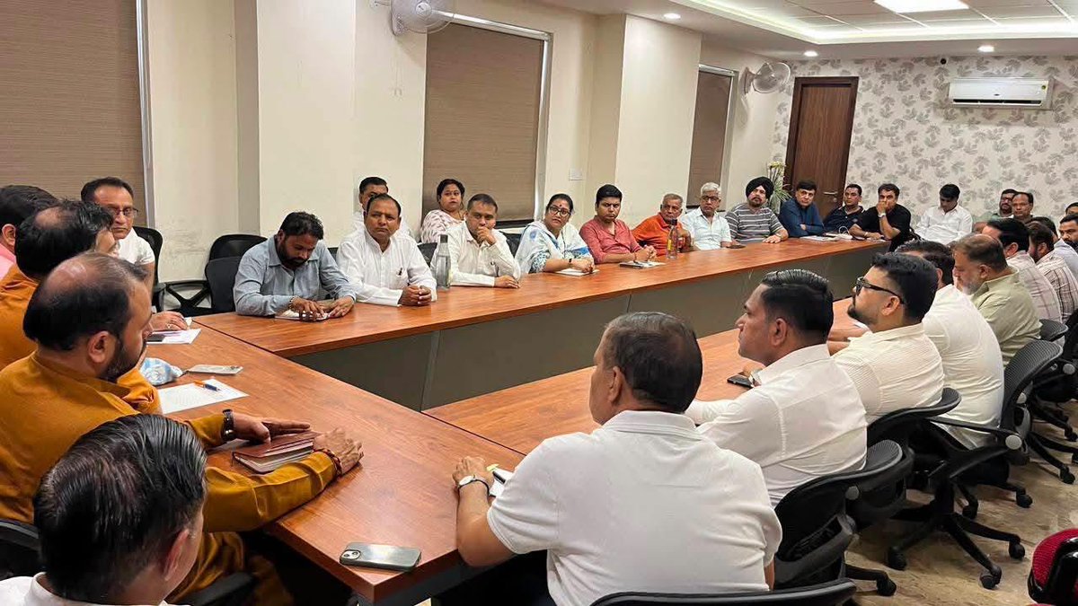 om_rexwal's tweet photo. आज भाजपा फरीदाबाद जिला कार्यालय अटल कमल में संगठनात्मक जिला मासिक बैठक में संगठन की मजबूती, स्पेशल इंटेंसिव रिवीजन (SIR) अभियान, डिजिटल लर्निंग प्लेटफॉर्म, आगामी संगठनात्मक कार्यक्रमों तथा बूथ स्तर तक संगठन को और अधिक सशक्त बनाने हेतु बूथ समिति का गठन आदि पर विस्तृत चर्चा की गई। https://t.co/Ipp9ia3ver