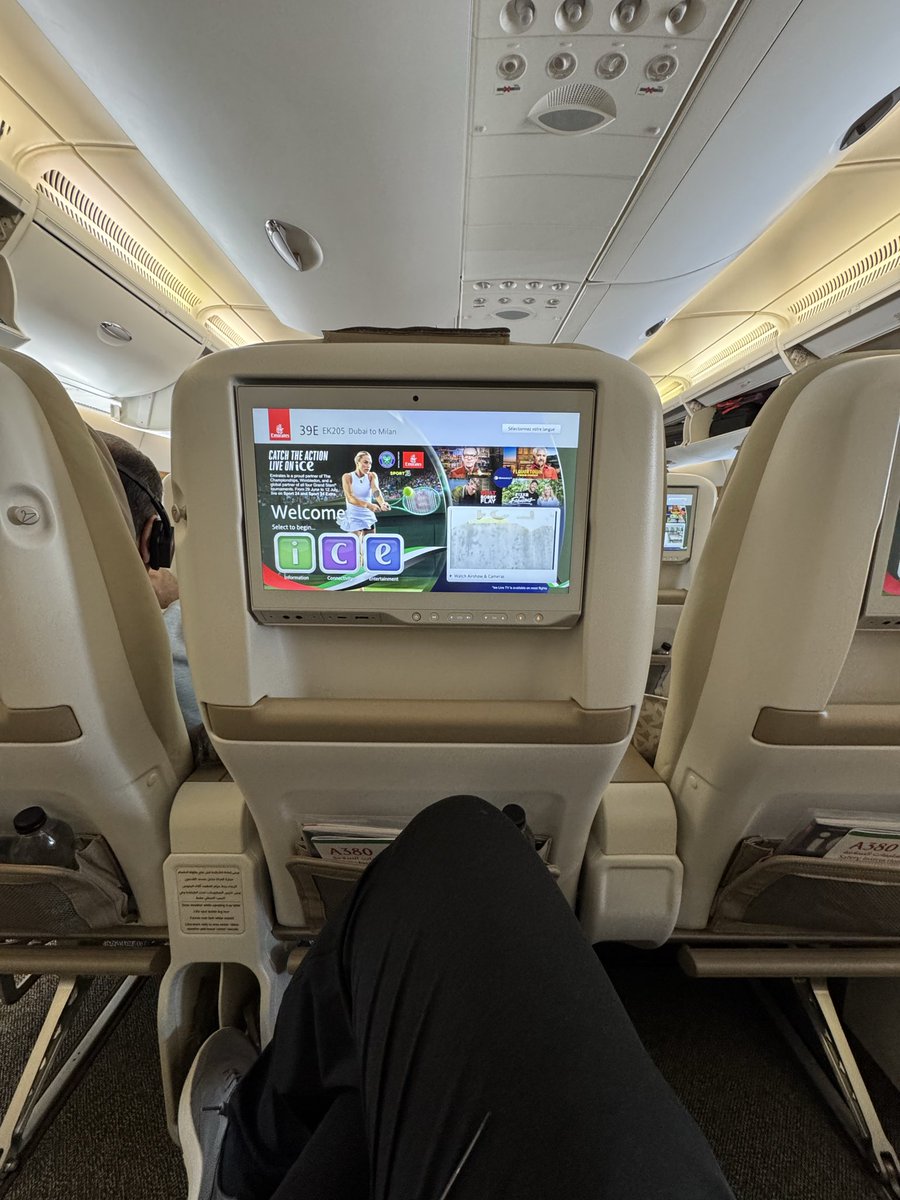 livemarcovilla's tweet photo. DXBMXP 11JUL on @emirates 205 in Prem Eco
Verdict: 7.5/10
Premium Economy was a quiet oasis in a flight that looked otherwise packed with kids.
Very attentive Cabin Supervisor, but the second meal gets served too early (3 hours before arrival).
#PaxEx https://t.co/M4JblLjrfp