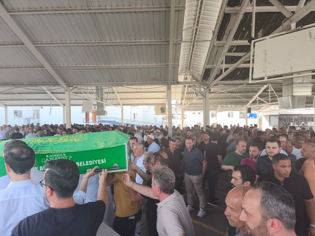 mtahmazoglu's tweet photo. Önceki dönem MÜSİAD Gaziantep Şube Başkanı Mehmet Çelenk’in vefat eden kıymetli annesinin cenaze merasimine katıldık.

Merhumeye yüce Allah’tan rahmet; ailesine ve yakınlarına başsağlığı ve sabır diliyorum.

#Şahinbey #Gaziantep https://t.co/97A34BDCHU