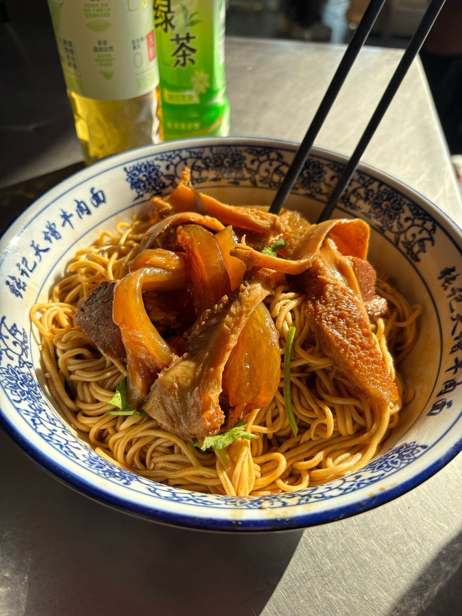 GerhardKatapul1's tweet photo. Just discovered the most cozy hole-in-the-wall noodle spot in Chinatown! Their hand-pulled beef noodles are chewy, aromatic and so comforting—10/10 will be back next week. https://t.co/zVchMdktJl