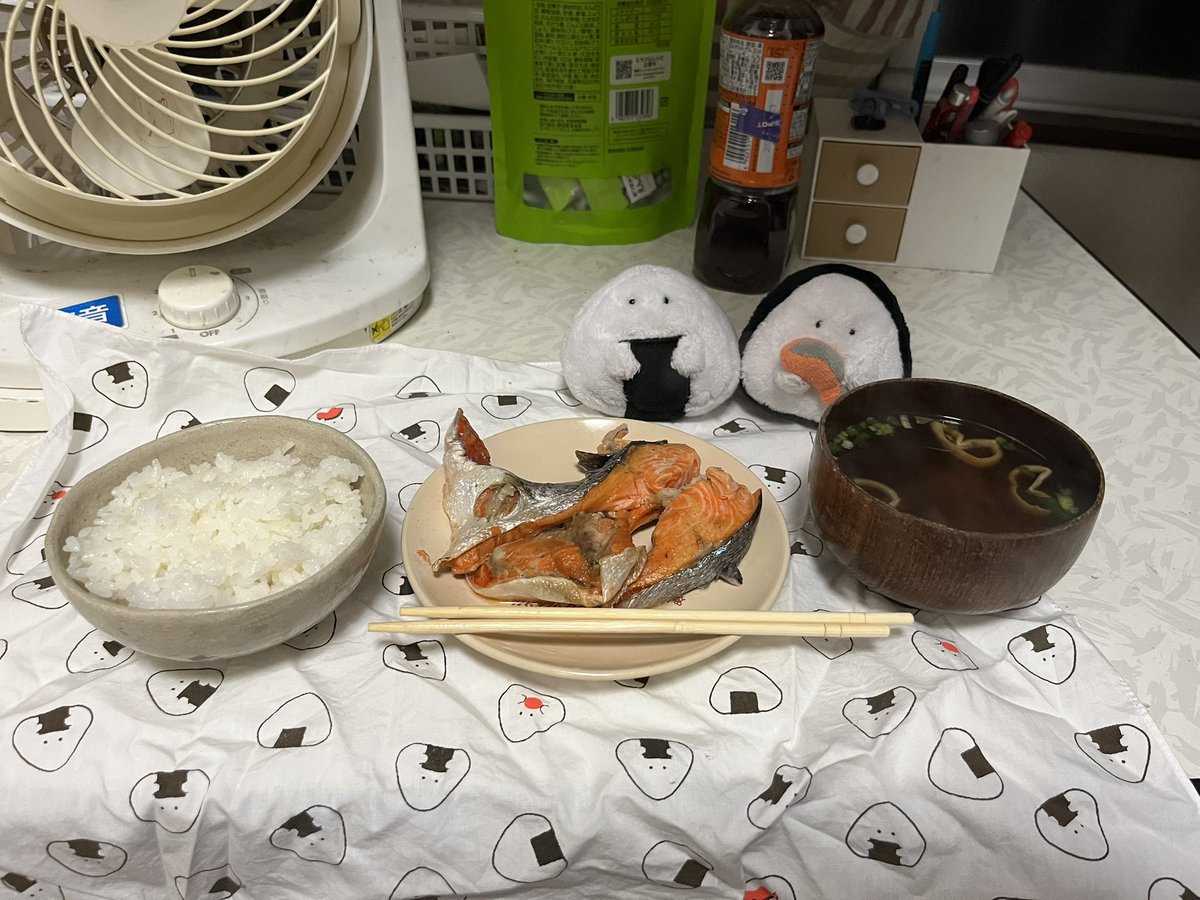 sagami_e131's tweet photo. 角上魚類で買ってきた鮭の塩焼きでｵﾕﾊﾝ！🍙
#ぎゅっとおにぎりさん https://t.co/vfVcrfUIQ4