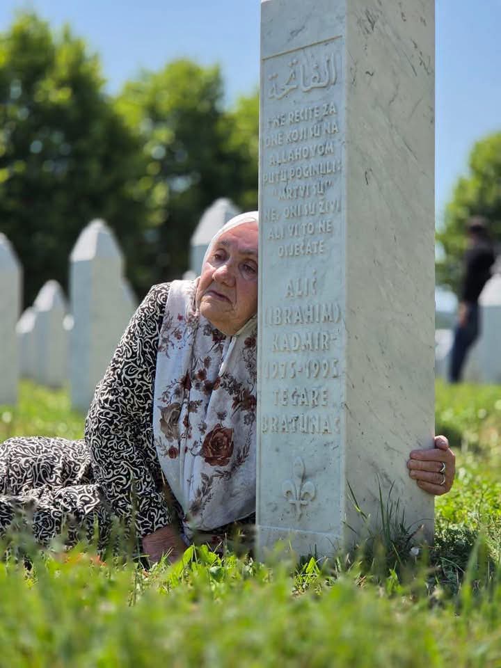 e_secer's tweet photo. Srebrenitsa için ne yapabilirsiniz? 

Bosna'ya gezi planlarken kesinlikle Srebrenitsa'yı da planlayın. Travniğe gitmeyin, gerekiyorsa Mostar da başka bir zamana kalsın ama, Srebrenitsa'ya gidin. Şehitliği ziyaret edin, anneleri ziyaret edin, sohbet edin. https://t.co/edErRHVPj5