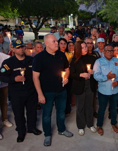 diariopanorama's tweet photo. La Alcaldía de Maracaibo rehabilitó y devolvió a la comunidad, renovada, la plaza José Ramón Yepes, ubicada en la avenida 3C con calle 72 del sector La Lago, parroquia Olegario Villalobos. 

La entrega de la plaza estuvo enmarcada en la jornada nacional 'Oración por Venezuela ', en la que vecinos y autoridades elevaron plegarias en memoria de las víctimas de los terremotos del pasado 24 junio.

#Maracaibo #PlazaJoséRamónYepes