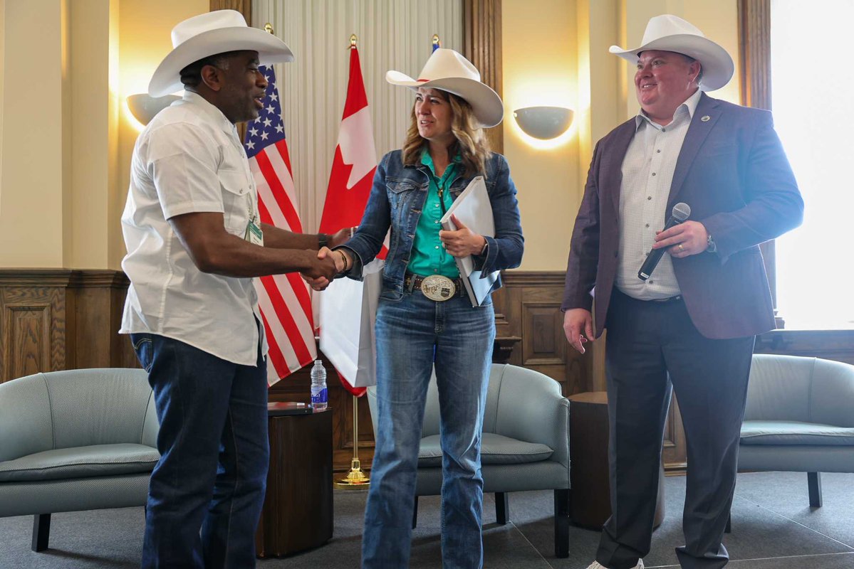 ABDanielleSmith's tweet photo. The white hat is one of Calgary’s greatest traditions, a symbol of our western hospitality and Alberta’s warm welcome.

It was a pleasure to present white hats to senior legislators from 🇺🇸 Alabama, Alaska, Arizona, Connecticut, Illinois, Indiana, Kansas, Maine, Maryland, Michigan, Minnesota, Montana, Nevada, New Hampshire, Ohio, Oklahoma, Oregon, Pennsylvania, Puerto Rico, Rhode Island, South Carolina, South Dakota, Utah, Virginia, Washington, West Virginia, Wisconsin, and Wyoming.

Thank you for visiting Alberta and strengthening the partnerships that drive trade, investment, and opportunity on both sides of the border.

A special thanks to Nathan Cooper, Alberta’s Senior Representative to the United States, for helping make this visit possible.