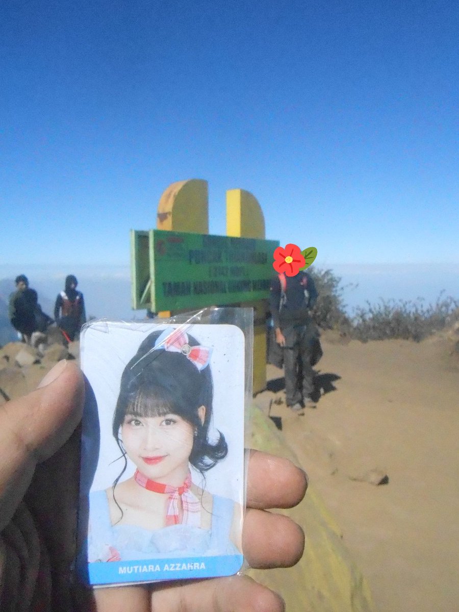 purplekettlepot's tweet photo. HAPPY BIRTHDAY 🎂 @A_MutheJKT48 

from Mt. Merbabu
#Comfort22pace https://t.co/T9oLvjZdfm