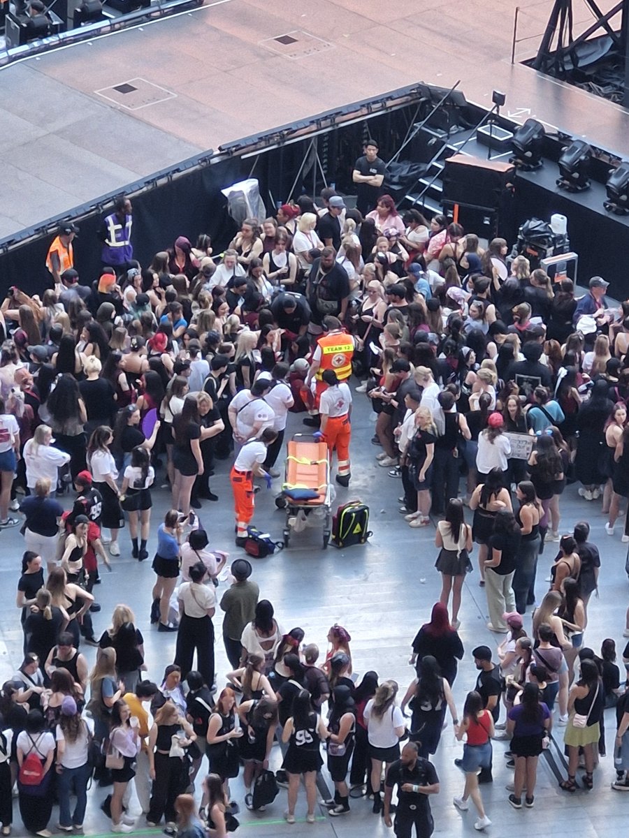 KeyToMagicShop's tweet photo. Please drink enough water!!! That's the second person passing out and the concert hasn't even begun😕 https://t.co/g6ZgDbhhX1