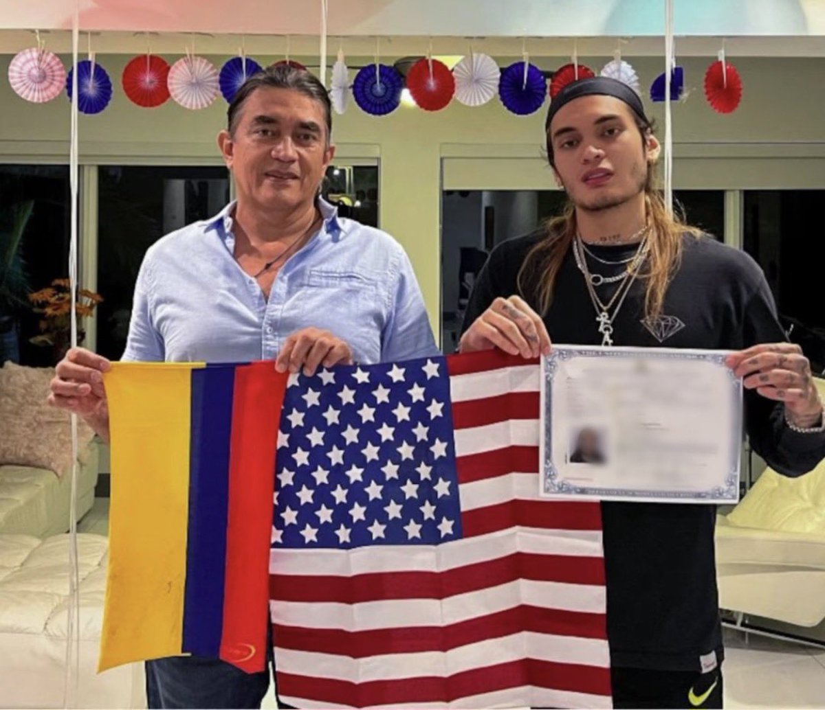 jpradach1's tweet photo. Brávo❗
👏👏👏👏👏👏👏👏👏
La Hij@ de Bolivar es Oficialménte Estilista Masajista em Miami 🎈🎉 https://t.co/SPdctPPTN9