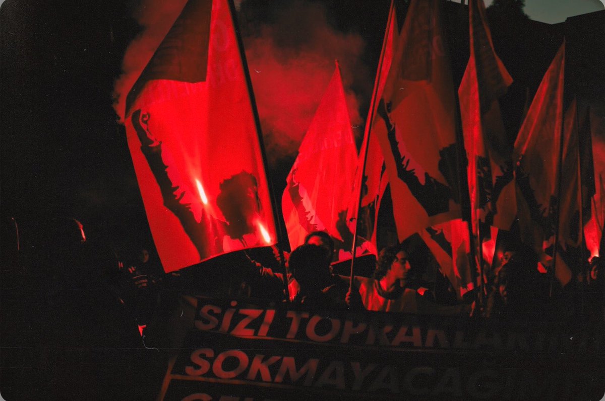 GencliginOrgutu's tweet photo. Devrimci Gençlik Dernekleri resmi X hesabına bu hafta 5 kez erişim engeli getirildi!

Bugün, yasaklara karşı yeniden yayındayız.

Evet, bizi böyle usandıramayacaklar.

Şüphesiz ki baskılarla hakikatı boğamayacaklar.

🚩 Ve elbette söylenecek, karanlık dönemleri anlatan şarkılar https://t.co/Z72tpCfgfn