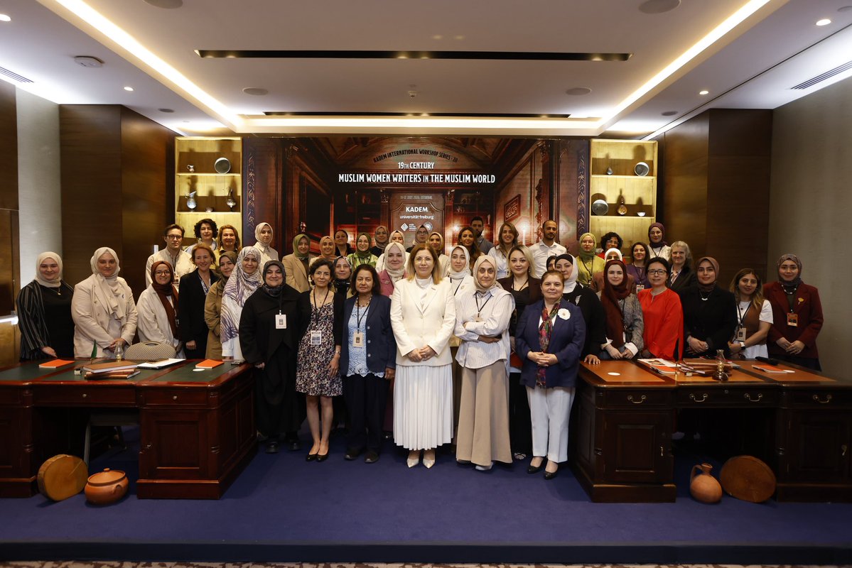 avcanansari's tweet photo. ✍️ KADEM Uluslararası Çalıştay Serisi kapsamında düzenlediğimiz “19. Yüzyıl Müslüman Dünyasında Kadın Yazarlar” başlıklı çalıştayda kadın yazarlar, akademisyenler ve katılımcılarımızla bir araya geldik.

Tarih anlatılarında çoğu zaman görünmez kalan kadın entelektüellerin hayatlarını, eserlerini ve düşünsel miraslarını yeniden gündeme taşıyan bu uluslararası çalıştayın; akademik literatüre, uluslararası iş birliklerine ve kadın çalışmalarına önemli katkılar sunacağına inanıyorum. 

Emeği geçen tüm kurumlara, akademisyenlere ve kıymetli katılımcılara teşekkür ediyorum. 🌷