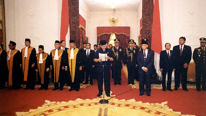 suwondo99's tweet photo. THREAD 6 — HARI ITU: 21 MEI 1998

Bayangin lo kerja 32 tahun. 

Jabatan paling powerful se-nusantara. 

Semua orang manggil lo "Bapak."

Terus suatu pagi, lo baca 27 kalimat, berdiri 1 menit 23 detik, terus pulang naik mobil ke rumah kayak orang abis absen kantor.

Itu yang kejadian 21 Mei 1998.