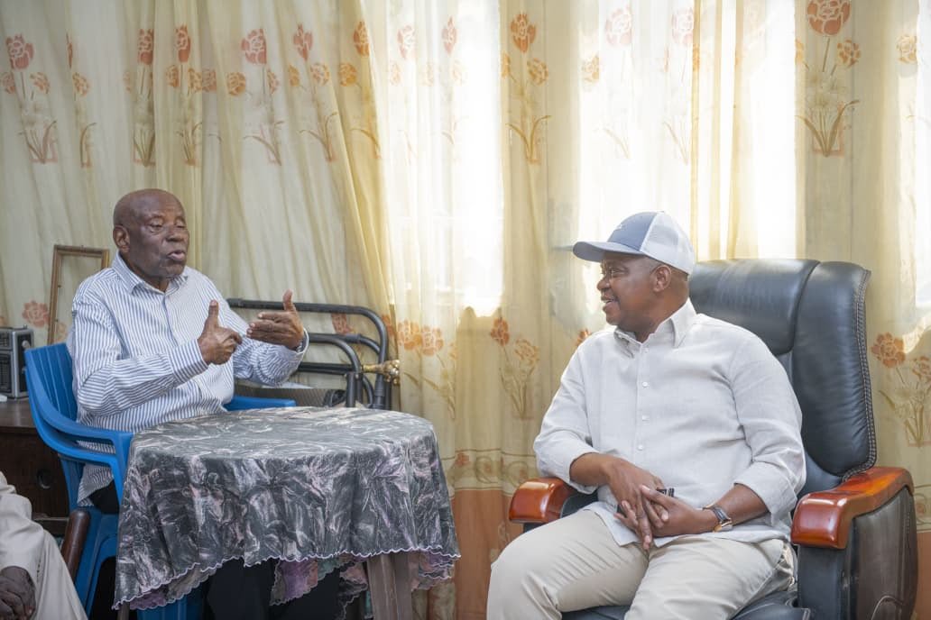 MundaWaMunda8's tweet photo. Dans le cadre de son attachement aux valeurs de l'UDPS et en reconnaissance envers les anciens cadres ayant marqué l’histoire du Parti, Taupin Kabongo a effectué une visite, ce samedi 11 juillet 2026, au grand notable Franck MUSUSU, l’une des figures emblématiques ayant contribué à l’essor de l’UDPS.

Accompagné de plusieurs cadres originaires du Grand Bandundu, ce geste de grande solidarité témoigne de la nature nationale, unificatrice et fédératrice de l’UDPS/Tshisekedi, un parti qui rassemble l’ensemble du peuple congolais dans toute sa diversité.

Team TKM
