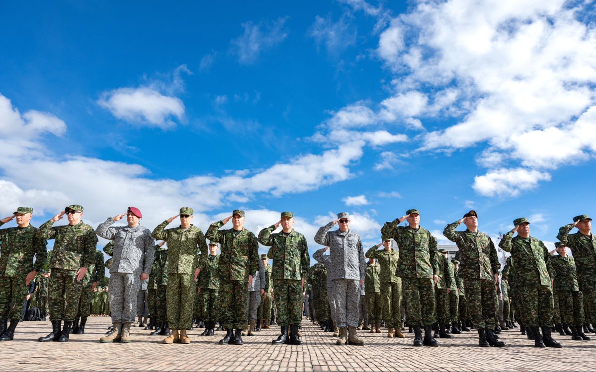 mindefensa's tweet photo. Detrás de la tranquilidad de millones de colombianos hay hombres y mujeres que cada día anteponen el deber a sus intereses personales. Militares, policías y servidores civiles que, con entrega y sacrificio, trabajan para proteger la vida y la seguridad de todos.

Durante la Relación General del Ministerio, realizada en el Monumento a los Héroes Caídos, el ministro @PedroSanchezCol destacó ese compromiso: “Sabemos que el deber está por encima del interés personal. Que un guerrero o una guerrera cumple su misión, aunque implique sacrificio o incomodidad”.

Ese espíritu de servicio es el que fortalece al Sector Defensa. Con la moral en alto, mayores capacidades y un compromiso inquebrantable por Colombia, seguimos trabajando para proteger a los ciudadanos y honrar la confianza que depositan en su Fuerza Pública.