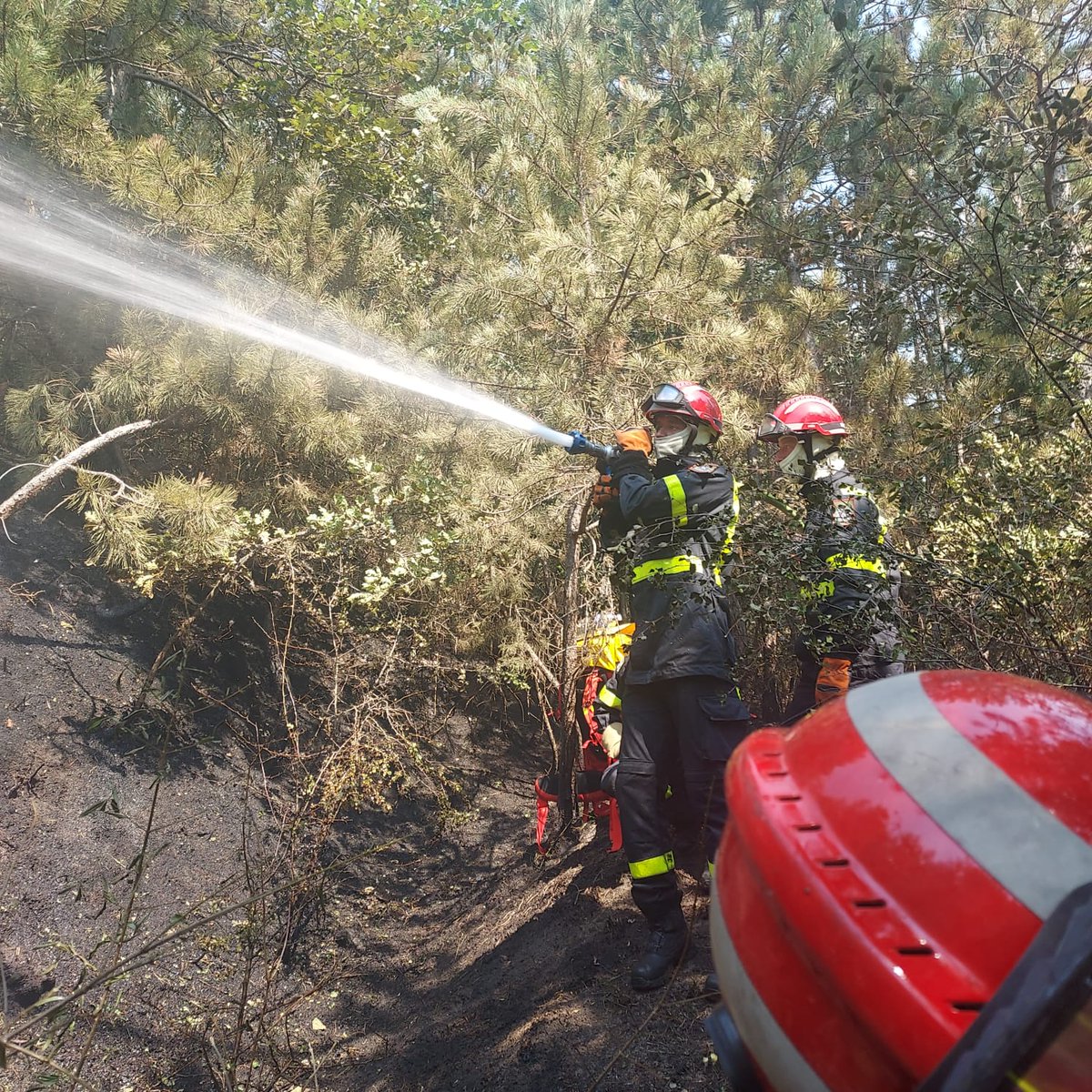 3eRG_Officiel's tweet photo. OPS • Pas de repos pour les braves. Engagée dans la Drôme, la 2e CCG poursuit sa mission dans le cadre de l'opération HÉPHAÏSTOS, aux côtés des acteurs de la lutte contre les feux de forêt 🚒
Retour en images 🫡
Ardennes, tiens ferme ! 🇫🇷
@armeedeTerre
#SoldatsOps https://t.co/qHaoShD4la
