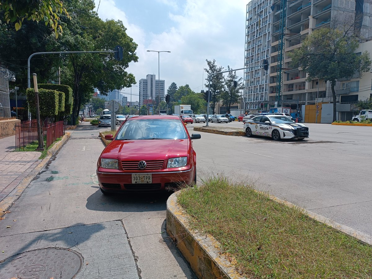 NicolasTavira's tweet photo. Auto estacionado en ciclovia de circuito interior esquina con gobernador gregorio v gelati colonia san Miguel Chapultepec alcaldía Miguel Hidalgo @UCS_GCDMX favor de enviar elementos de tránsito para evitar accidentes https://t.co/V2SrBeFYi2