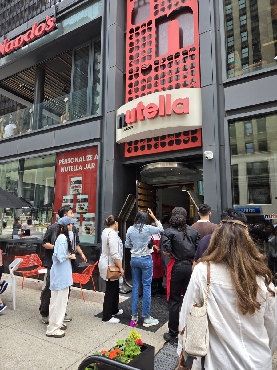 FrankCalabrese's tweet photo. Update: the Nutella Cafe reopened today! https://t.co/P1WntN9raG