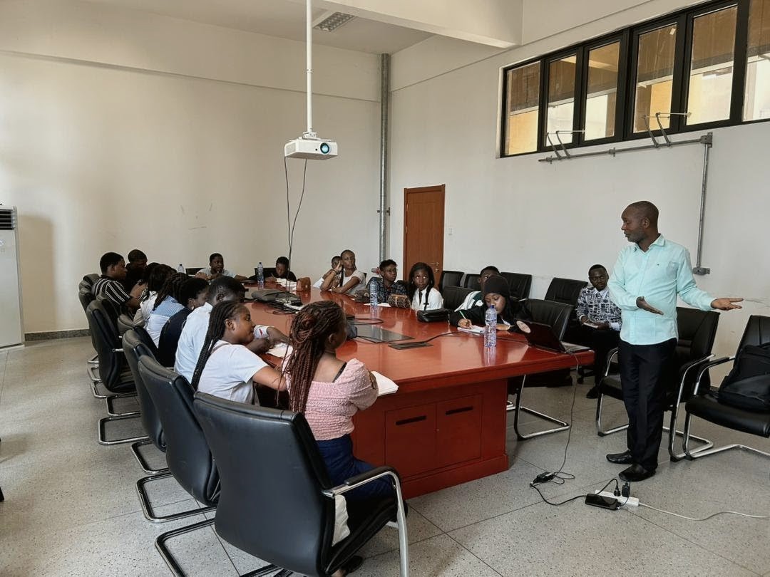 AimKazika's tweet photo. La formation en développement personnel et le leadership avec les élèves de #INAS, une école d'application de l'#INA. Je suis content que les élèves de l'INAS ont réussi avec brio:  100% aux examens d'état Édition 2025-2026. https://t.co/hKw0Y04XUC