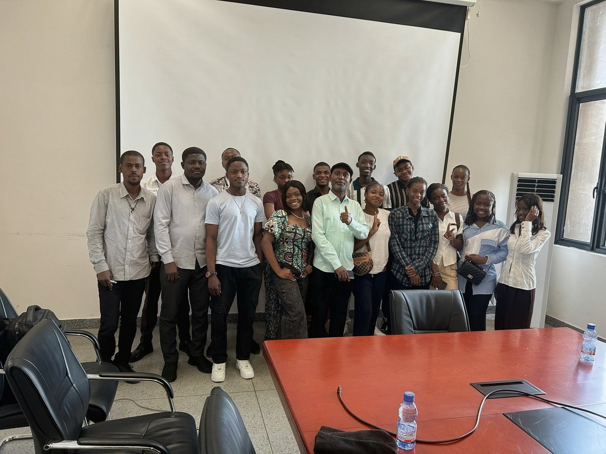 AimKazika's tweet photo. La formation en développement personnel et le leadership avec les élèves de #INAS, une école d'application de l'#INA. Je suis content que les élèves de l'INAS ont réussi avec brio:  100% aux examens d'état Édition 2025-2026. https://t.co/hKw0Y04XUC