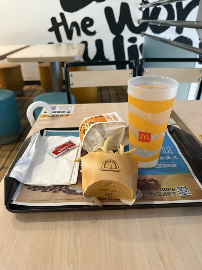 allanchen_017's tweet photo. 颱風天
午餐 https://t.co/oYDyUwh9fy