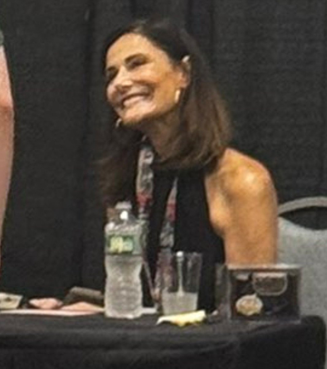 bylersm7's tweet photo. This the queen right there everybody bow to her https://t.co/myMewgsM6n