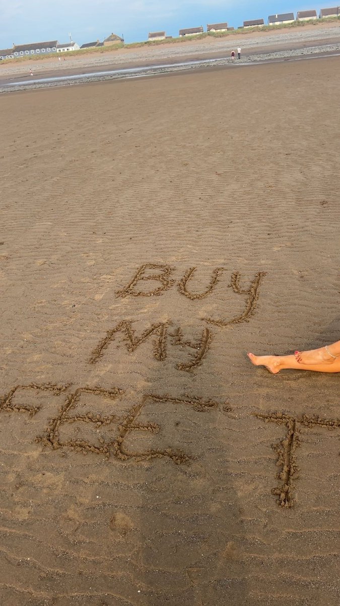 unknowng1rl76's tweet photo. The beach said it, not me ☀️🙈#feetcontent #ukgirl https://t.co/7lAj4woD40