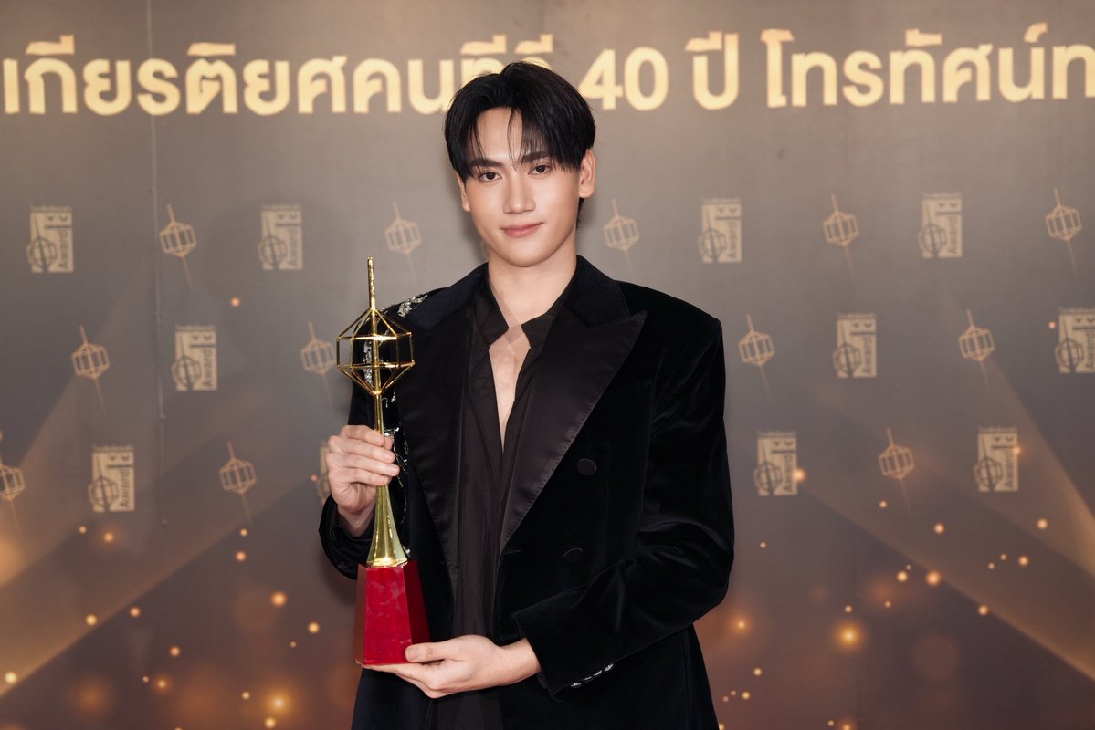 DomundiTV's tweet photo. จบลงไปแล้วสำหรับงานประกาศรางวัลโทรทัศน์ทองคำครั้งที่ 40 🏆

ขอขอบคุณทุกรางวัลจากงานประกาศรางวัลโทรทัศน์ทองคำครั้งที่ 40 ✨

รางวัล ละครองค์ประกอบศิลป์ดีเด่น
🏆 ซีรีส์ เขมจิราต้องรอด Khemjira The Series 

ขอขอบคุณ “งานประกาศรางวัลโทรทัศน์ทองคำครั้งที่ 40” ที่ให้เกียรติ “แม้ก” “ณฐ” “ติวเตอร์” “ยิม” และ “ปัง” ได้มาร่วมเป็นส่วนหนึ่งของงาน และได้มาร่วมเป็นผู้ประกาศรางวัลในงานวันนี้นะคะ

ขอขอบคุณแฟน ๆ ทุกคนที่มาเจอกัน รวมถึงแฟน ๆ ที่ส่งกำลังใจมาให้หนุ่ม ๆ ดูมันดิด้วยนะคะ 🫶🏻✨

#โทรทัศน์ทองคำครั้งที่40