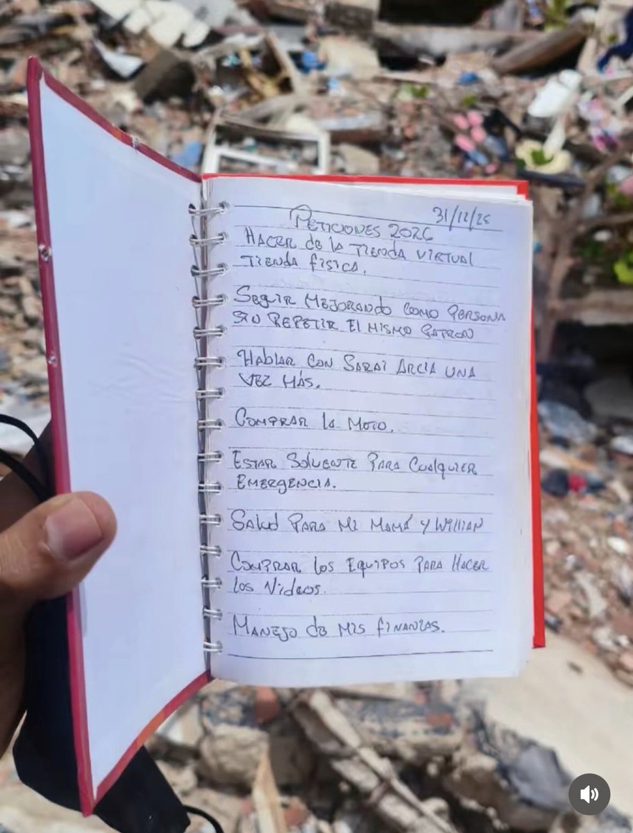 Mariet23_'s tweet photo. Tantos sueños y deseos quedaron entre los escombros🥺😭 

Tantas ganas de vivir,  tantas ganas de mejorar, tantas cosas plasmadas en esas hojas. 

No somos nada 🥺 https://t.co/ILd3mqvBW2
