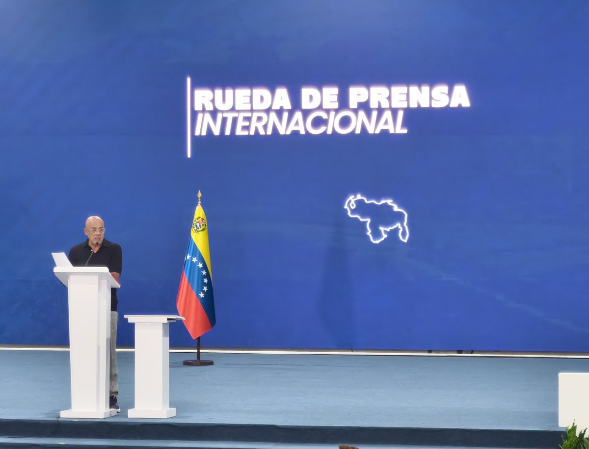 Asamblea_Ven's tweet photo. Jefe del Estado Mayor de Campamentos Transitorios y Presidente de la AN, Diputado Jorge Rodríguez: 

"Debemos buscar terrenos planos o que estén en mesetas o valles para permitir la construcción de viviendas. En este momento se están haciendo los estudios en los terrenos". https://t.co/aIw6FQm6uF