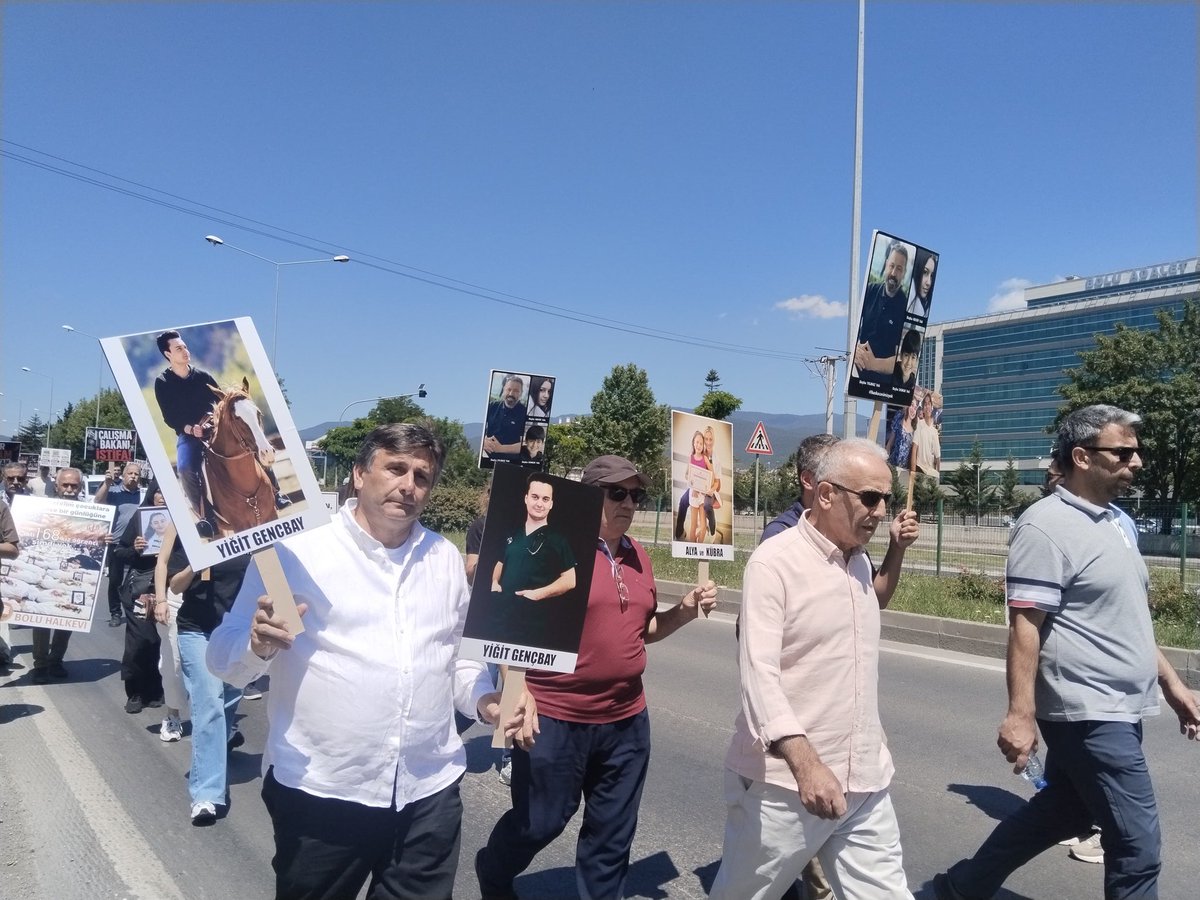 alicanuludag's tweet photo. Kartalkaya Katliamı’nda annesi Gülçin’i, ağabeyi Şenol’u ve 11 yaşındaki yeğeni Mina’yı kaybeden Oktay Akişli, yakınlarını kaybeden ailelerle birlikte Bolu’dan Ankara’ya “78 Can İçin Adalet Yürüyüşü” başlattı. 

Akişli, Kültür ve Turizm Bakanlığı, Çalışma ve Sosyal Güvenlik Bakanlığı yetkilileri ile ETS Tur yetkililerinin de yargılanarak hesap vermesini talep ettiklerini belirterek, “Onların yanına bırakmayacağız” dedi.

Bolu Grand Kartal Otel yangınında oğlunu kaybeden Danıştay 9. Daire Başkanı Abdurrahman Gençbay da adalet yürüyüşüne katılarak, “Danıştay 1. Dairesi, Turizm Bakanlığı kamu görevlileriyle ilgili soruşturma izni vererek dosyayı Bolu Cumhuriyet Başsavcılığı’na gönderdi. Aradan 10 ay geçmesine rağmen hâlâ bir iddianame hazırlanmadı” diyerek soruşturmadaki gecikmeye tepki gösterdi.

Fotoğraflar: @MehmetOflaz06