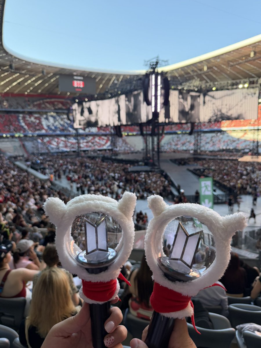 _SwEeTaNiTa_'s tweet photo. We are in! 😍💜 @TanJinnie82 
Jinnie Girls Forever! 💜 
@bts_bighit #BTS_ARİRANG_MUNICH https://t.co/KlKeGysqDy