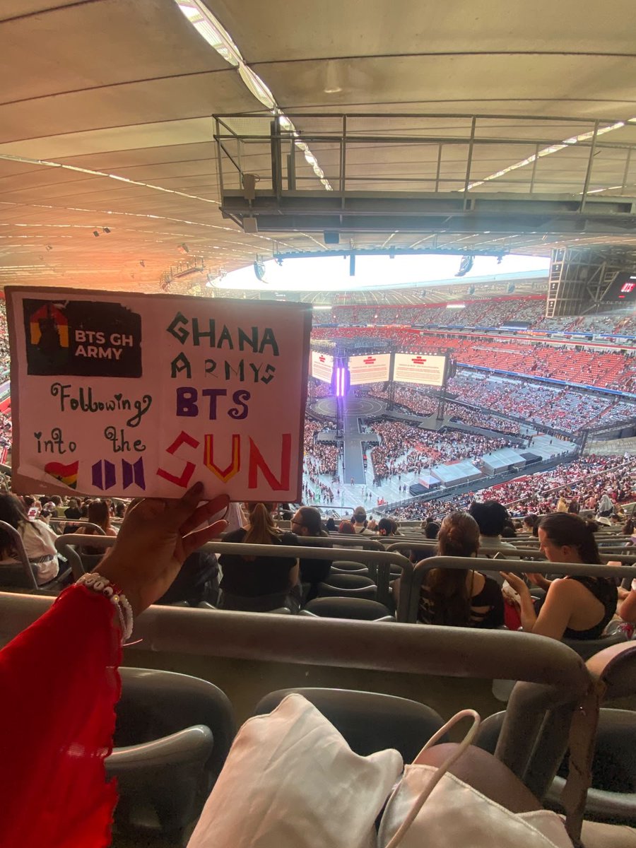 BTSGhanaARMY's tweet photo. From Seoul to Munich, Ghana 🇬🇭  keeps following #bts into the sun 🌞 ☀️
💜💜💜💜💜💜💜💜

#BTS_ARİRANG 
#BTS_WORLDTOUR_ARIRANG_EUROPE
#BTS_WORLDTOUR_ARIRANG_MUNICH https://t.co/zqvUO7577E