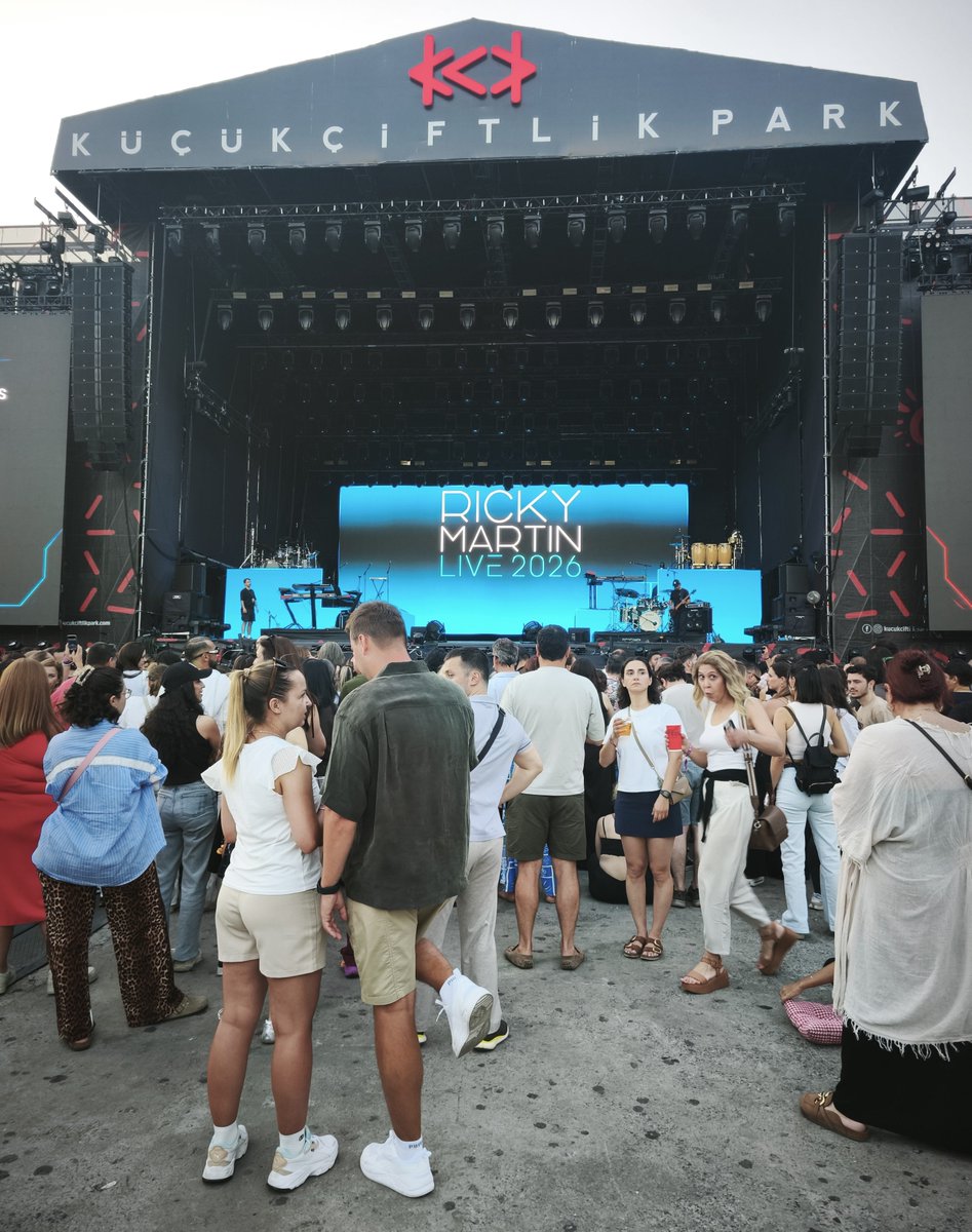 Aknozmen's tweet photo. KüçükÇiftlik Park doluyor... Birazdan hep birlikte İspanyolca bilmeden eşlik edeceğiz. 😅🇹🇷🎶#RickyMartin https://t.co/goT24k4ip4