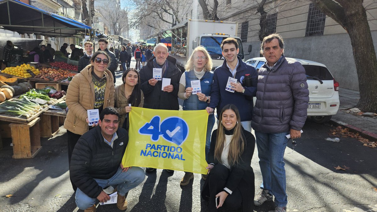 Maferauer's tweet photo. Esta mañana recorrimos ferias en los diferentes municipios junto a compañeros de @ESPACIOCUARENTA invitando a vecinos al congreso de Alianza País el próximo 25 de julio en el Club Cordón. https://t.co/3VAAaQD6U4