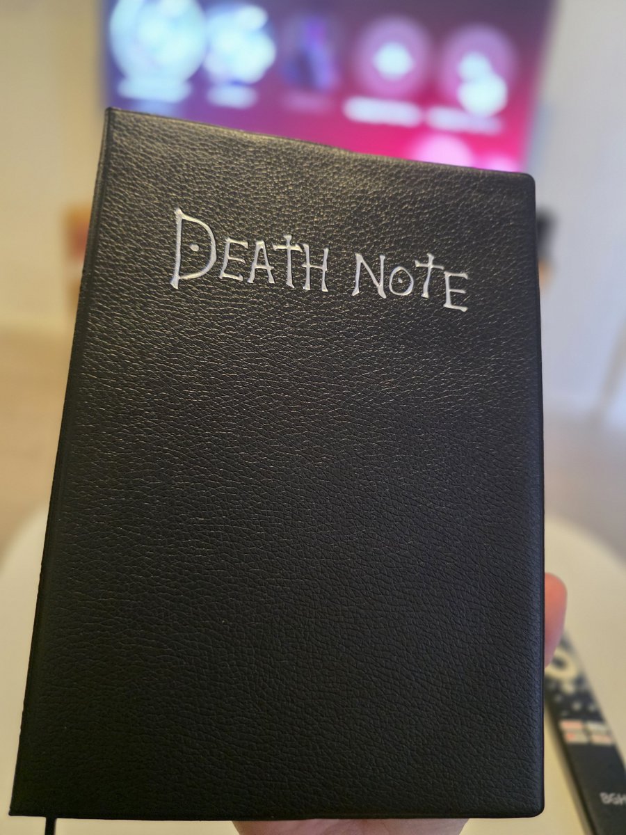 KalinaAnnGG's tweet photo. Ayer @GordoLeyes me hizo este sofisticado regalo para ayudarme a llevar agenda de los kukitas que necesitan un informe.

A quien debería anotar primero? https://t.co/DfsglE6tgN