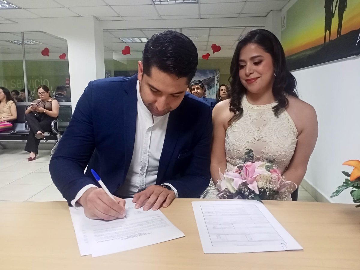 RCivil_Zona7's tweet photo. LOJA📍| ¡El amor no tiene horario y en el Registro Civil lo celebramos los sábados! 💍

🤵‍♂️👰‍♀️ David y Tatiana  dijeron "sí, acepto" 💍 y sellaron su amor en su matrimonio civil este #SábadoDeRegistroCivil.

¡Felicidades a los recién casados! 🥂 https://t.co/xozrumEJP4