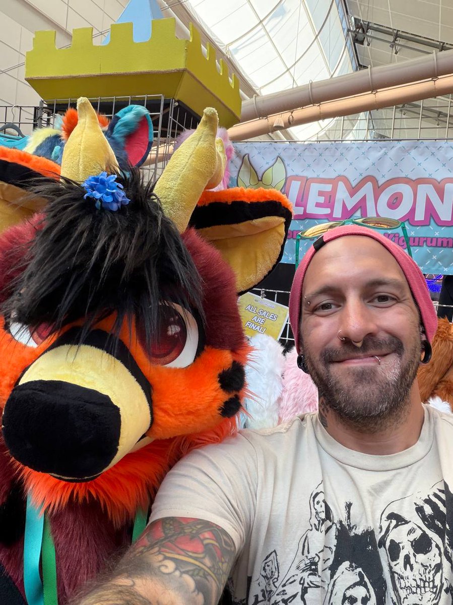 lemonbrat's tweet photo. Pt.1 Brat snaps with Bitz at anthrocon! When you come to the lemonbrat booth you take a pic! (If you want.) We love taking selfies with all our lovely bratpack. #lemonbrat #anthrocon #fursuit https://t.co/epMC1dx3HS