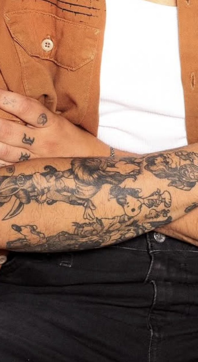 maddyreality's tweet photo. For our yearly discussion about tattoo covering and blurring on certain hgs, Jason has a forearm of all copyrighted characters so he’ll have to cover them for the season #bb28 https://t.co/kUPHEfOXkr