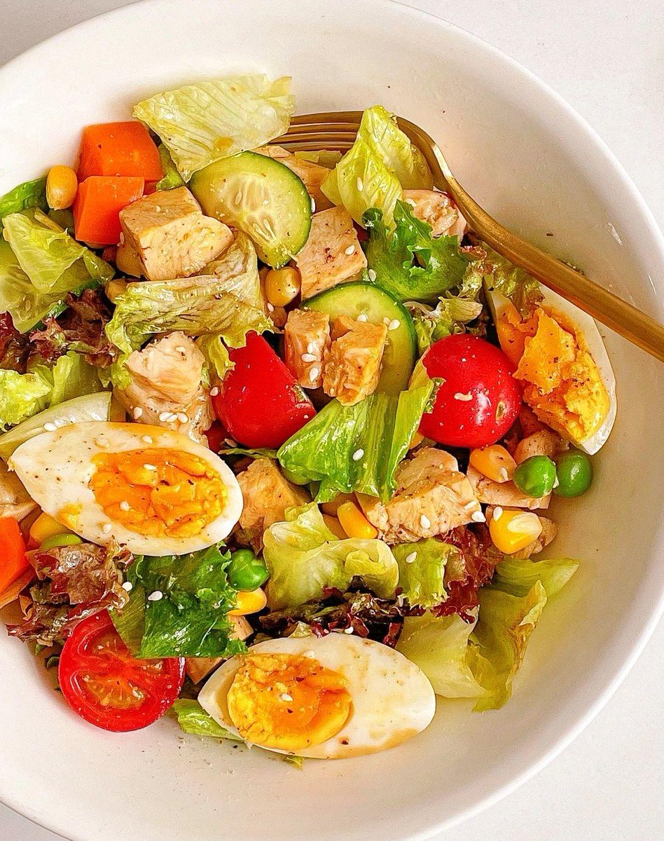 vision610's tweet photo. [Quick u0026 tasty fat-loss lunch: Grilled chicken + mixed greens + cherry tomatoes + a splash of olive oil. Fuel well, eat clean!]， https://t.co/UwKRctCpeE