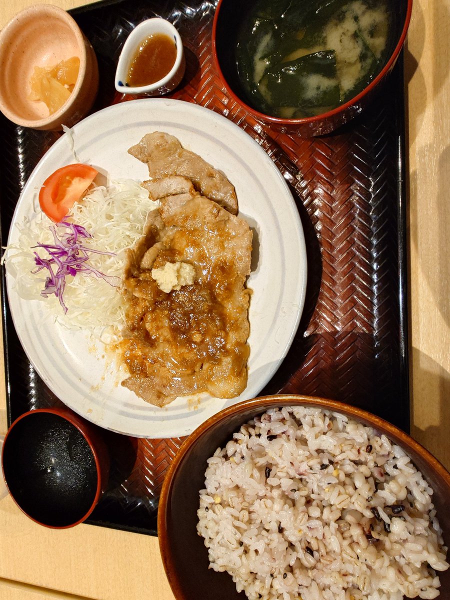 mukiryokn's tweet photo. 今日は、髪切りに盛岡市にやっぱりやってきたよ(⁠人⁠ ⁠•͈⁠ᴗ⁠•͈⁠)
晩ごはんは宮古市だけどね(⁠人⁠ ⁠•͈⁠ᴗ⁠•͈⁠)
晩ごはんは、宮古市『大戸屋』にて『生姜焼き定食』です(｀･ω･´)ゞ
チョーウメェ〜(⁠人⁠ ⁠•͈⁠ᴗ⁠•͈⁠) https://t.co/SemvYJruOT