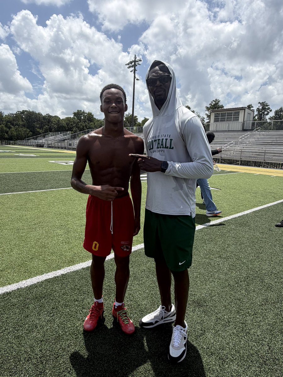 Tjupnxt4's tweet photo. After a talk with @F_Huggins80, Im truly blessed to receive my first offer from @KYSUFB. 💚🤍

@coach_ty12 @Recruit_Tbonne 
@RecruitLouisian @GeauxPrepsLA https://t.co/vw5c3rQLLw