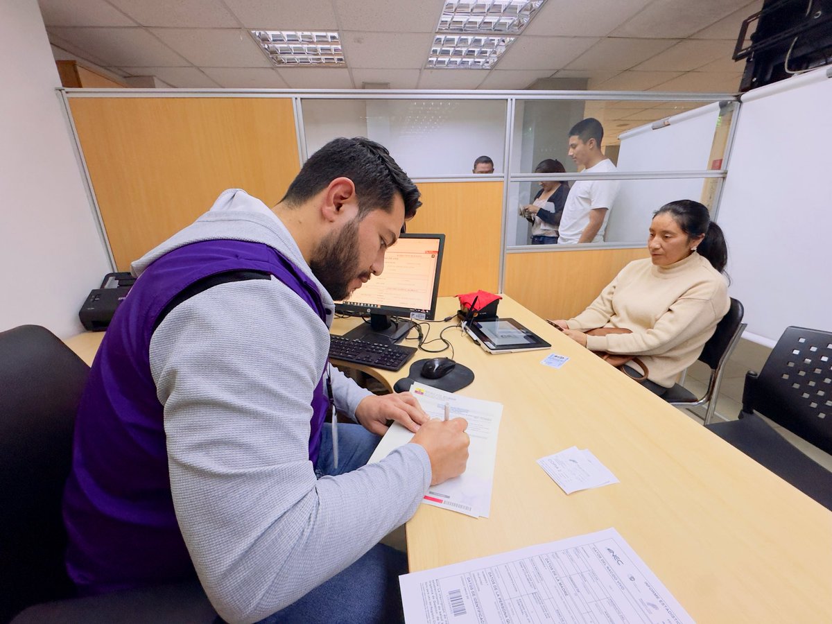 RCivil_Zona7's tweet photo. 👨‍🦱👩 Joffre y Melany aprovecharon el #SábadoDeRegistroCivil para inscribir a su bebé 🍼 Eithan Ezequiel en la agencia Loja del @RegistroCivilec.

¡Te esperamos de 8h00 a 17h00! 🗓️ https://t.co/dakVCXWs7I