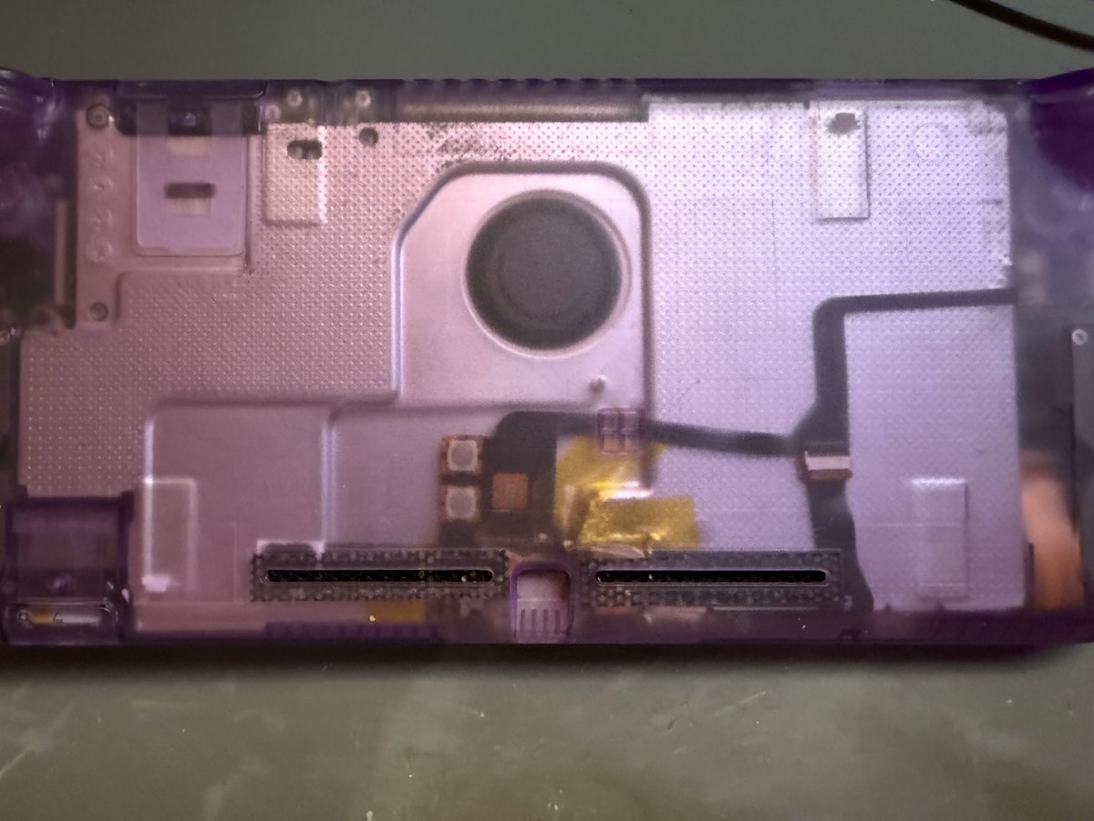 _aki0106_'s tweet photo. SwitchLite 有機EL化 終わったと思ったら、ファンの回転数が異常に高く調べてみた。

CPUグリスを塗り直しても治らず😭
3枚目の有機ELに付属してたハープタイプのプレートが原因なのか？
純正プレートをケーブルが干渉しないよう改造して、30分問題なく動作したのを確認

なぜ、ぱねるなんだ？😇 https://t.co/30zSkYTdaO