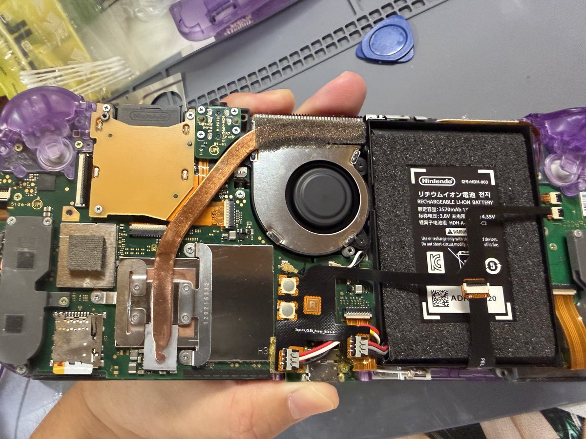 _aki0106_'s tweet photo. SwitchLite 有機EL化 終わったと思ったら、ファンの回転数が異常に高く調べてみた。

CPUグリスを塗り直しても治らず😭
3枚目の有機ELに付属してたハープタイプのプレートが原因なのか？
純正プレートをケーブルが干渉しないよう改造して、30分問題なく動作したのを確認

なぜ、ぱねるなんだ？😇 https://t.co/30zSkYTdaO
