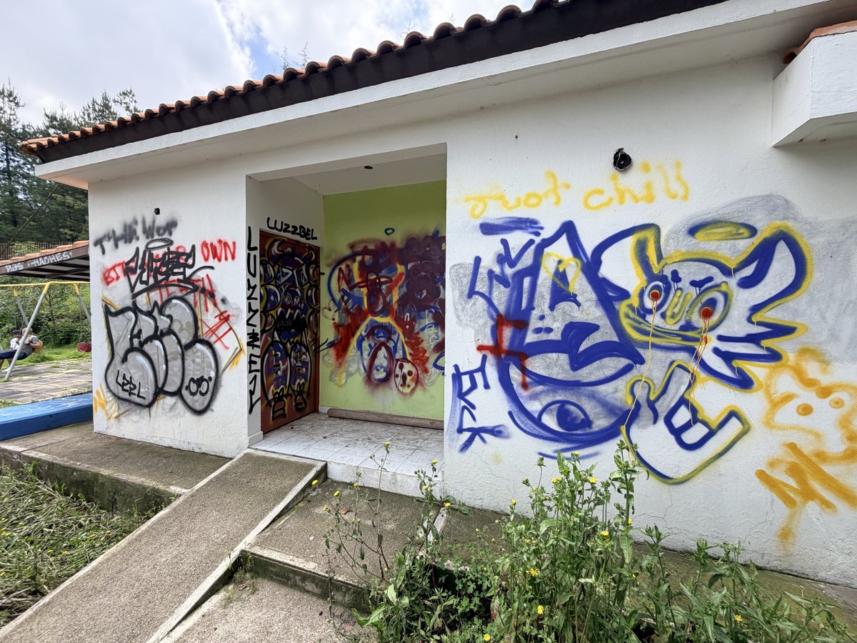 JorCardi's tweet photo. Oye @isaacsolar no te da pena? Parque de la sexta sección de Lomas Verdes área de juegos los baños incluso está soldadas las puertas porque seguramente por dentro están peor https://t.co/TvG8fqaH2N