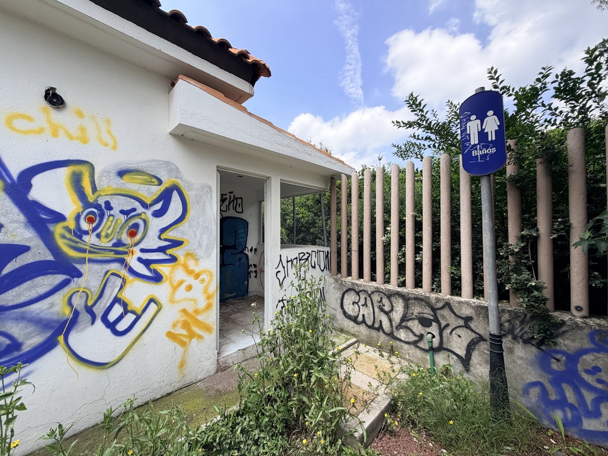 JorCardi's tweet photo. Oye @isaacsolar no te da pena? Parque de la sexta sección de Lomas Verdes área de juegos los baños incluso está soldadas las puertas porque seguramente por dentro están peor https://t.co/TvG8fqaH2N
