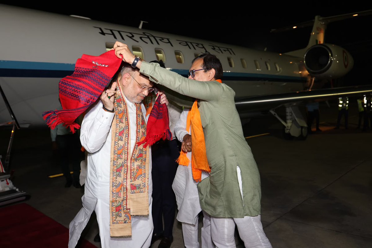 PrerakshahBJP's tweet photo. ગુજરાતમાં પધારેલા ગાંધીનગર લોકસભાના જનપ્રિય સાંસદ, કેન્દ્રીય ગૃહ અને સહકાર મંત્રી શ્રી @AmitShah સાહેબનું અમદાવાદ એરપોર્ટ ખાતે ઉષ્માભર્યું સ્વાગત કર્યું. https://t.co/zE5UDYALgD