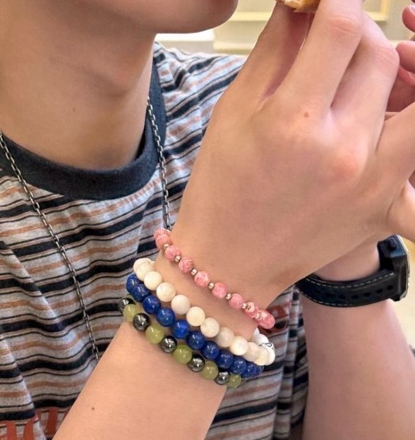 mingificacion's tweet photo. el hecho de que esas pulseras que mingi siempre usa son hechas por el mismo es muy lindo TT https://t.co/dfAxgSw7yV